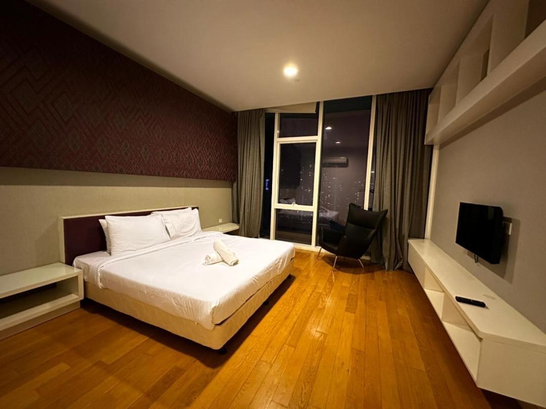 The Platinum Klcc By Cozy White Kuala Lumpur Exterior photo